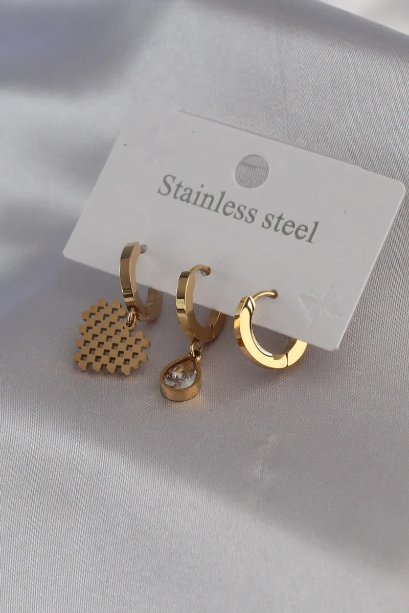Zirkon Taşlı Gold Renk Kalp Model Küpe Kombini