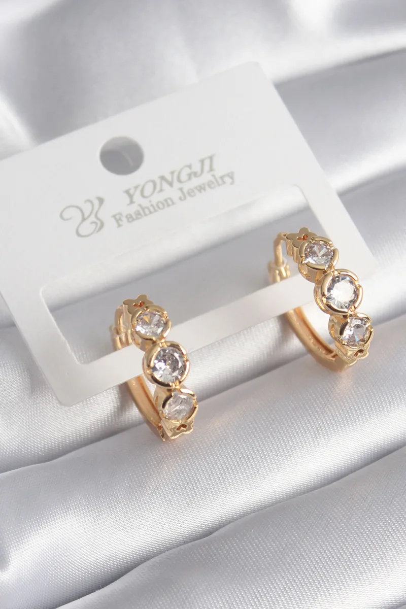 Kalp Detaylı Zirkon Taşlı Gold Renk Küpe