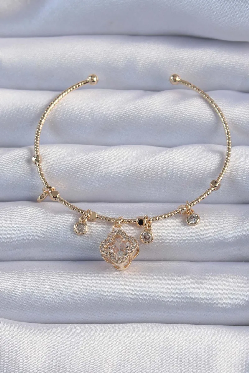 Yonca Model Charm Zirkonlu Pirinç Altın Renk Bileklik