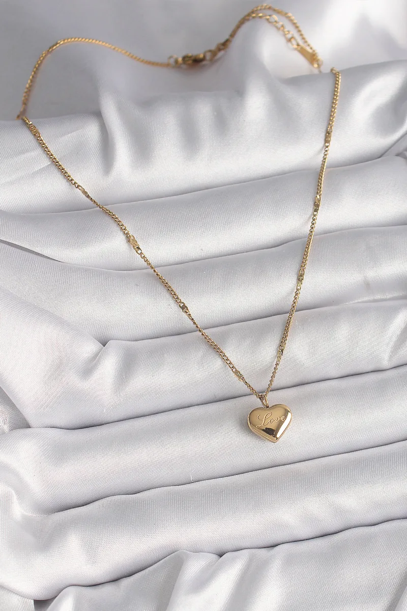 Gold Renk Love Yazılı Kalp Figürlü Kolye