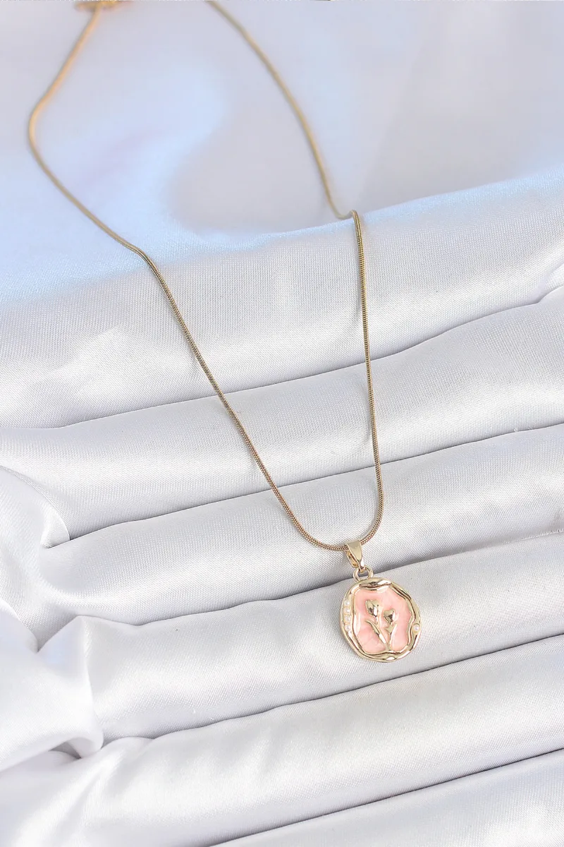 Çelik Gold Renk Pembe Çiçek Desenli Kolye