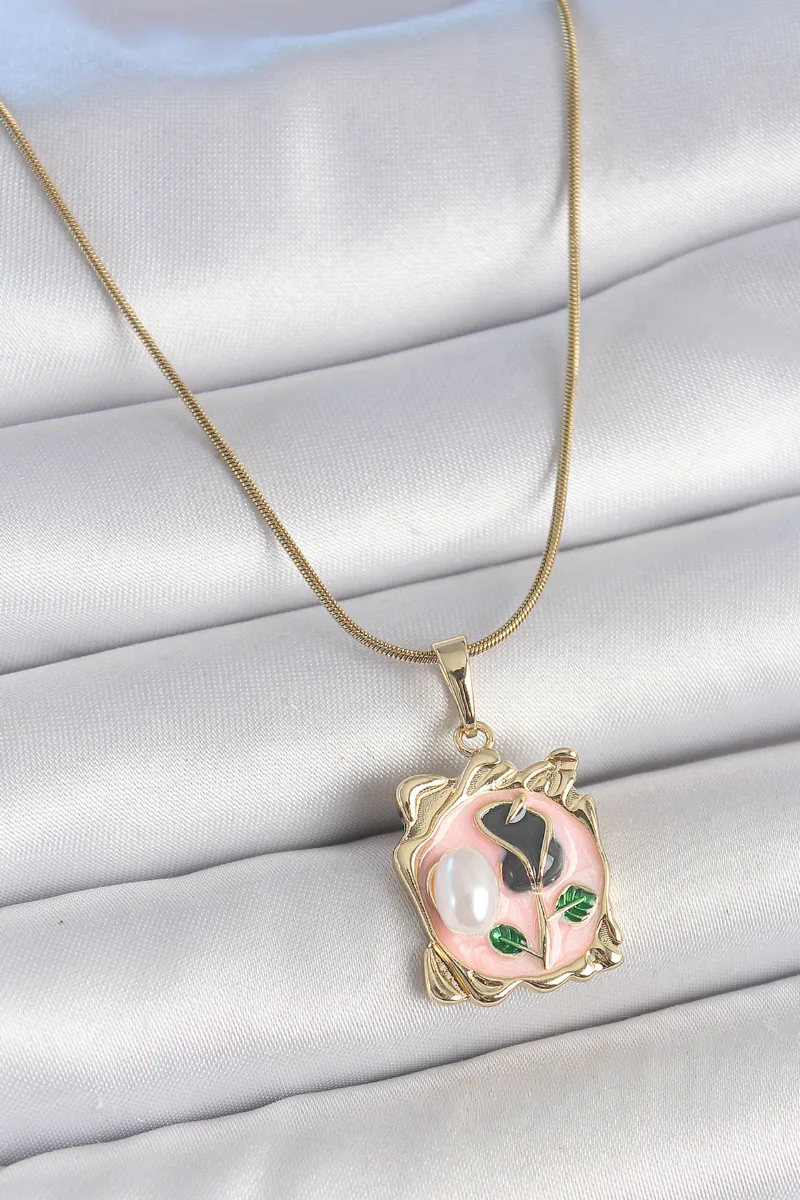 Çelik Gold Renk Pembe İnci Detaylı Çiçek Kolye