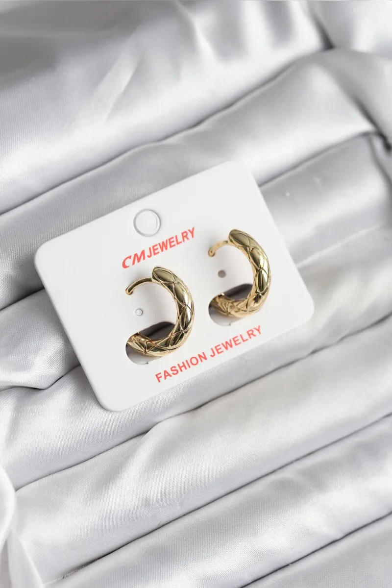 Sade Gold Renk Küpe Modeli