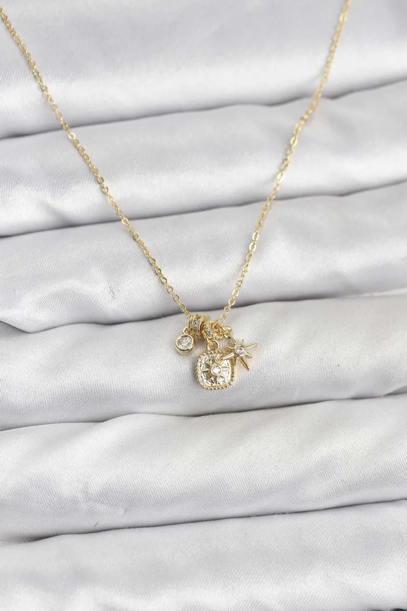 Minimal Charm Detaylı Pirinç Gold Renk Kolye