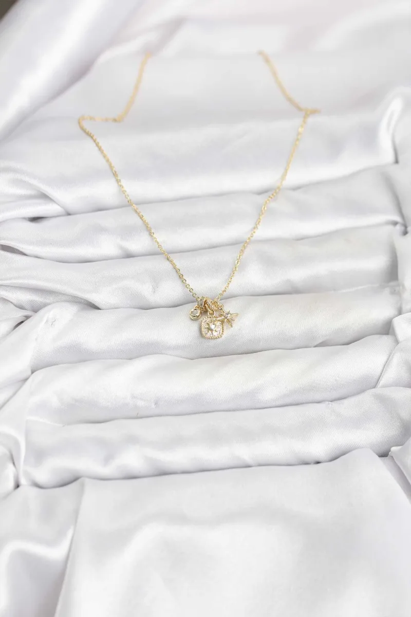 Minimal Charm Detaylı Pirinç Gold Renk Kolye