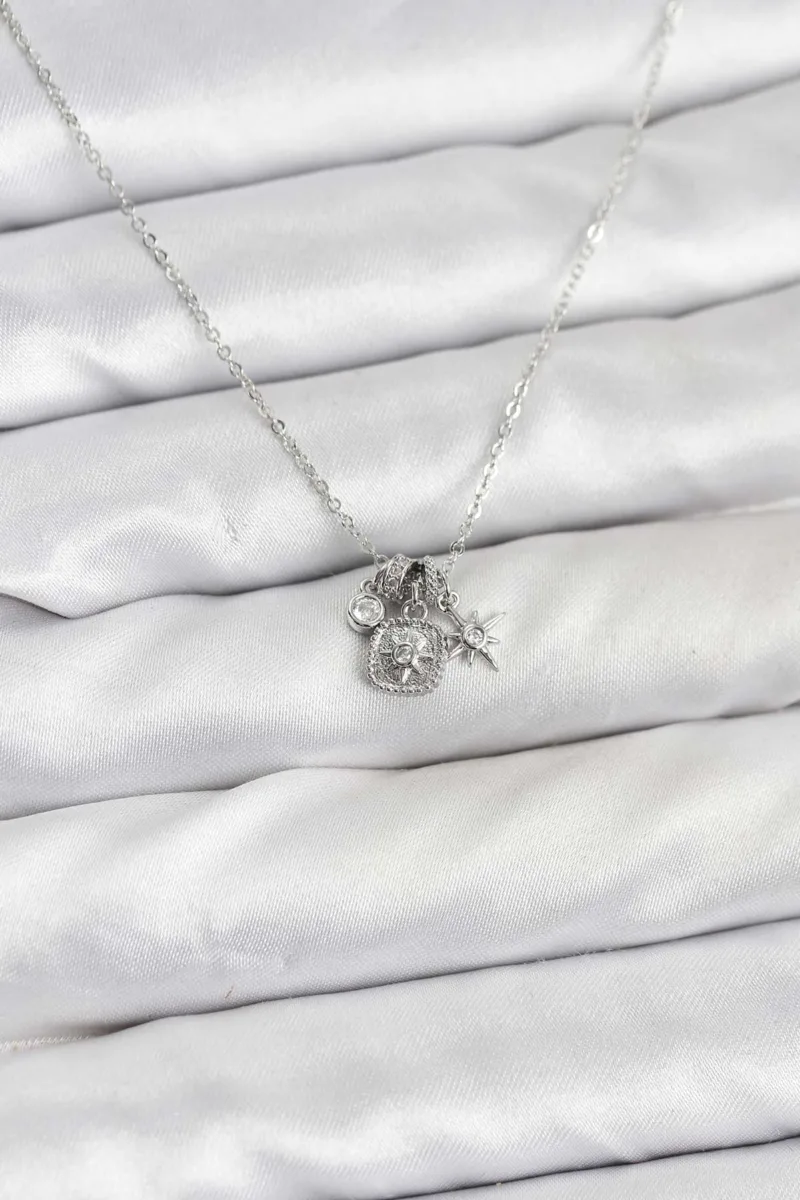 Minimal Charm Detaylı Pirinç Gümüş Renk Kolye