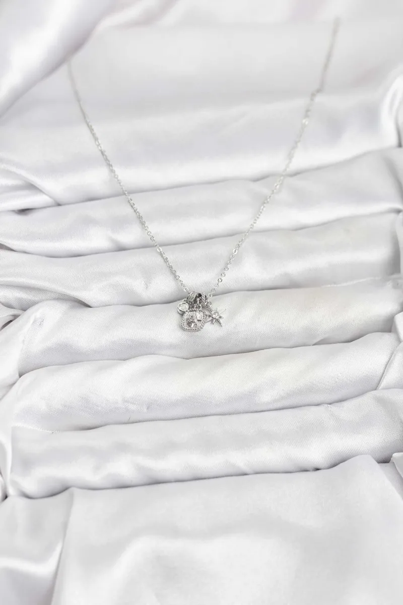 Minimal Charm Detaylı Pirinç Gümüş Renk Kolye