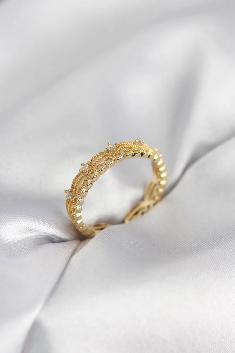 Zirkon Taşlı Motif Desenli Gold Yüzük